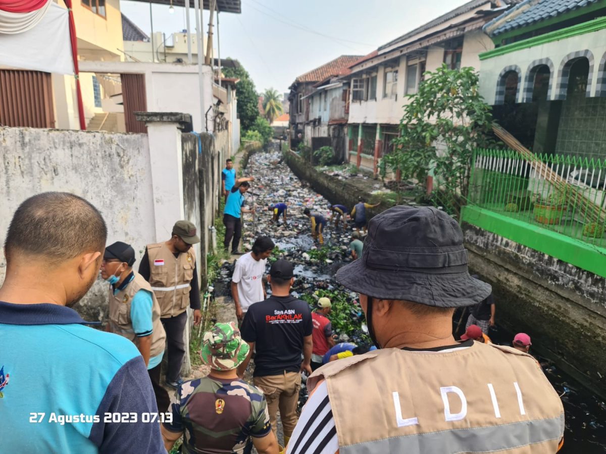 Bersama Pemerintah, LDII Kota Palembang Membersihkan Sampah di Aliran Sungai Bayas