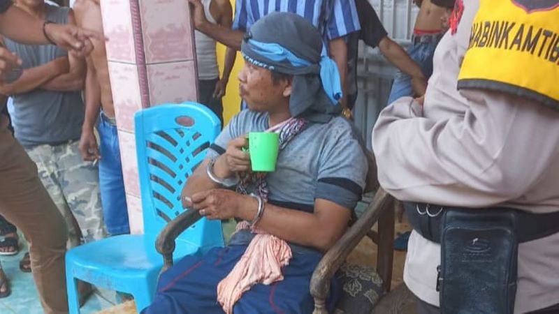 Asep Duduk Santai Sambil Ngopi Usai Membunuh Kedua Orang Tuanya 