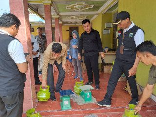 Hasil Temuan Komisi II DPRD OKU Timur Harga Gas Elpiji 3 Kg Dijual Diatas HET dan Timbangannya Kurang