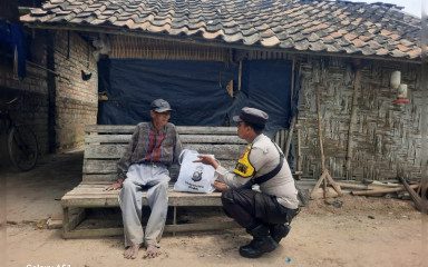 Polsek Berbagi dengan Masyarakat Membutuhkan