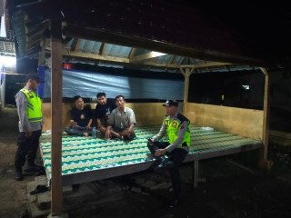 Ka SPK 1 Polsek Belitang II dan Anggota Rutin Pantau Keaktifan Ronda Malam di Desa