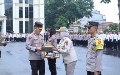 Irjen Rusdi Serahkan Penghargaan Personil Berprestasi dan Berdedikasi Tinggi