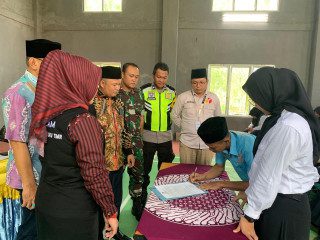 Kapolsek Cempaka Monitoring Pelantikan KPPS Kecamatan Semendawai Barat