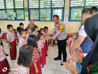 Dukung Program Presiden RI, Kapolsek Cempaka Gelar Sosialisasi dan Pembagian Makanan Bergizi Kepada Siswa SDN 1 Sukaraja