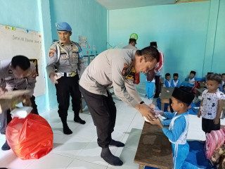Dukung Program Presiden RI, Kapolsek Belitang II Bagikan Makanan Bergizi dan Alat Tulis Untuk Siswa