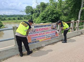 Bhabinkamtibmas Polsek Belitang II Imbau Mayarakat Untuk Waspada Bencana Banjir dan Tanah Longsor