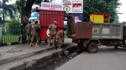 Satpol PP Tertibkan Warung Kontainer di Depan RS Muhammadiyah Palembang 