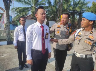 Kapolsek Belitang II Pimpin Apel Pemeriksaan Kelengkapan Diri dan Sikap Tampang