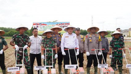 Dukung Program Pangan Nasional, Polres OKU Timur Tanam Jagung 1,5 Hektar dan Tebar Benih Ikan Nila 2000 Ekor