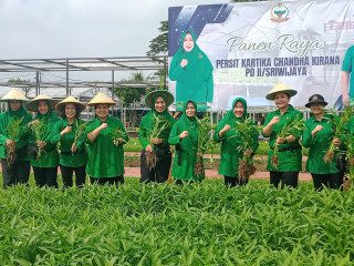 Ketua Persit KCK PD II/Sriwijaya Ny.Rika Naudi Nurdika Bersama Ketua Dan Pengurus Ranting KCK XLII Kodim 0418/Palembang
