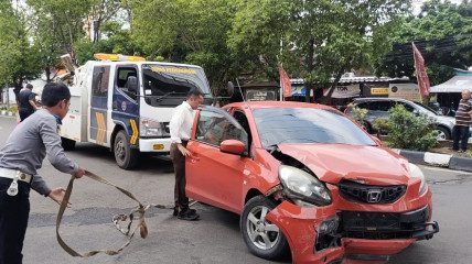 Diduga Sopir Ngantuk, Mobil Brio yang Disopiri Emak-emak Tabrak Pembatas Jalan