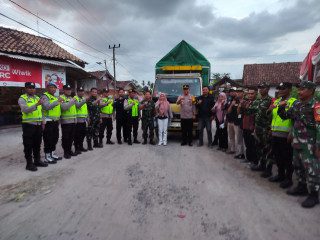 Anggota Polsek BP Peliung Kawal Pergeseran Logistik Pilkada