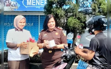 Hari Anti Korupsi Sedunia Kejari Bagi-bagi Kaos, Bunga dan Stiker Bareng Awak Media