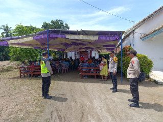Kapolsek Belitang II dan Personil Lakukan Pengaman Natal Bersama di Gereja GKSBS Efata