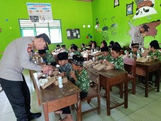 Dukung Program Presiden RI, Kapolsek Belitang II Bagikan Makanan Sehat Bergizi di MI Mafatihul Huda Al-Ihsan