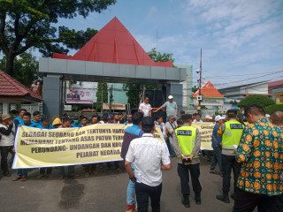 Ratusan Massa Demo di Kantor Gubernur Sumsel Desak PJ Gubernur Copot Dua Kepsek di OKU