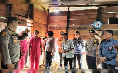 Rumah Dibedah Polres Lubuklinggau, Tangis Bahagia Murtas Pecah