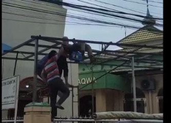 Pria di Palembang Tersengat Listrik Saat Memasang Kanopi