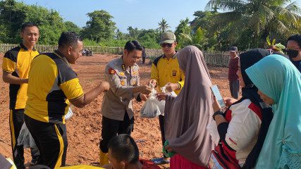 Dukung Program Ketahanan Pangan, Bidkum Polda Sumsel Panen Ikan Dan Sayur Dibagikan Kepada Masyarakat Sekitar