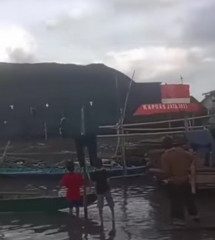 Tongkang Bermuatan Batu Bara Menabrak Rumah Warga di Pinggir Sungai Musi