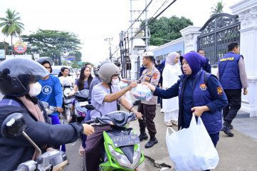 Bidhumas Polda Jambi Berbagi Takjil Pada Masyarakat