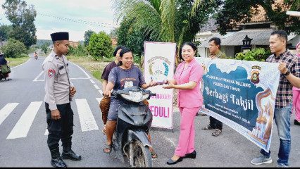 Kapolsek BP Peliung dan Personil Bagikan Takjil Kepada Masyarakat