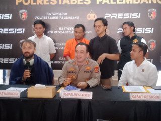 Bule Rusia Kehilangan Motor Ucapkan Terima Kasih Kepada Kapolrestabes Palembang, Polisi Indonesia Power Full
