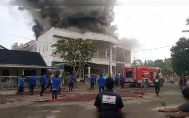 Rumah Mewah Sekaligus Gudang Mebel di Kampus Palembang Terbakar Hebat