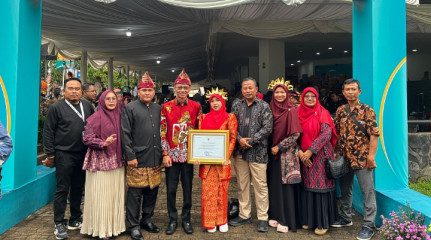Ajarkan Bahasa Komering di Sekolah, Disdikbud OKU Timur Terima Penghargaan dari Kementrian Pendidikan Dasar dan Menengah