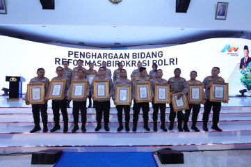 Kapolda Sumsel Dan Kapolrestabes Palembang Mendapat Penghargaan Dari Menteri PANRB