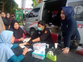 Rangkaian HUT Bhayangkara Ke-79, Dokkes Polrestabes Palembang Memberikan Pelayanan Kesehatan Gratis di Kambang Iwak