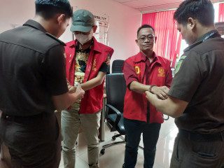 Kejati Sumsel Serahkan Tersangka dan Barang Bukti Perkara Dugaan Korupsi Dinas PMD Muba