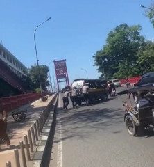Viral, Video Tiga Anggota Sat Lantas Polrestabes Palembang Bantu Dorong Mobil Angkot Mogok di Atas Jembatan Ampera