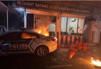 Loby Kantor DPRD Sumsel dan Sejumlah Pos Polisi di Palembang Dirusak dan Dibakar, Puluhan Remaja Berhasil Diamankan