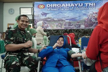 Rayakan HUT TNI Ke-80, Lanal Palembang Sumbang Darah dan Sembako untuk Warga