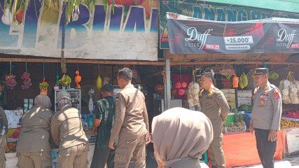 Sat Pol PP OKU Timur Tertibkan PKL  di Wilayah Gumawang