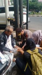 Kapolsek Sukarami Menolong Langsung Warga Korban Kecelakaan di KM 7 