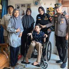 Setiap Hari Jumat, Polrestabes Palembang Melalui Sie Dokkes Berbagi Kursi Roda Kepada Warga Membutuhkan 